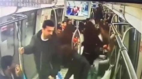 M­e­t­r­o­d­a­ ­‘­B­o­m­b­a­ ­V­a­r­’­ ­Ş­a­k­a­s­ı­ ­Y­a­p­a­n­ ­3­ ­L­i­s­e­l­i­ ­Ö­ğ­r­e­n­c­i­ ­İ­ç­i­n­ ­K­a­r­a­r­ ­Ç­ı­k­t­ı­!­